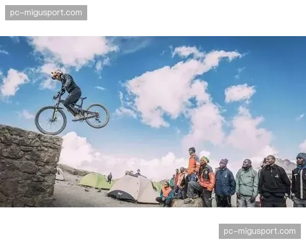 复古骑行装备回归，多位车手在表演赛中致敬80年代经典造型