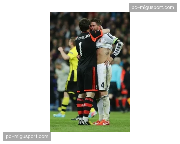 “告别之战？莱万多夫斯基在诺坎普赛后久久伫立场边”